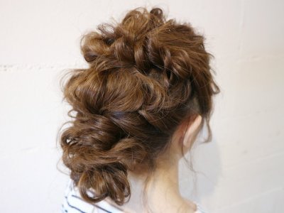 大人のゆる感。ねじり編みだけで作る簡単ヘアアレンジで上手にこなれましょ♪