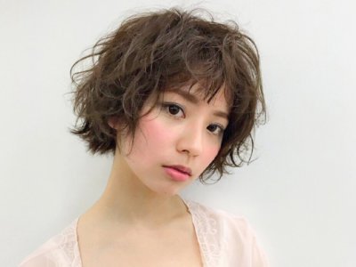 寝癖みたいなほつれ感が可愛い、ふんわりくるりんヘアスタイル♡ ショートからミディアムまで