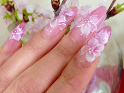 春のオトナ女子はクリア×ピンクの桜ネイルで爪から桜を先取り♪
