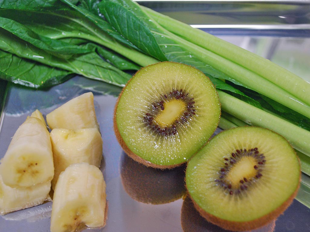 朝から作れる楽ちん“キウイのグリーンスムージー”のレシピ