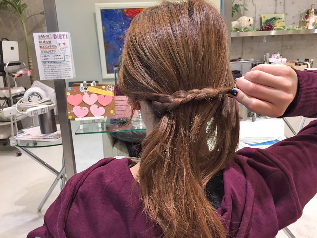 三つ編みをくるっと巻きつけるだけ！アレンジの手順5