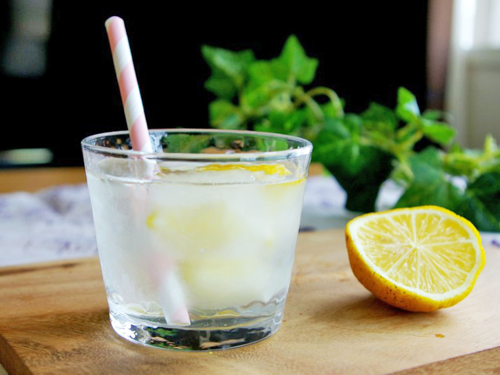 レモンウォーターの飲み方と、気になる効果は？