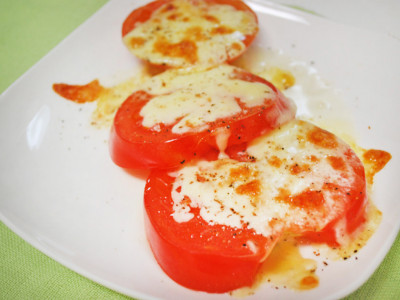 トマトは夜ごはんに食べるとイイ？！とろ～り焼きチーズトマト