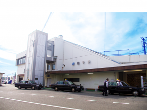 廃線マニア絶賛！オレンジ色の機関車とは？！橋上駅舎