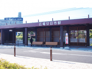 木材に包まれている駅！厳島神社と深い関わりが！
