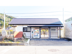 駅前に巨大な石灯篭！有名な建造物もここの石ですよ♫