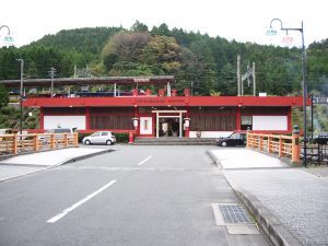 ここにもあった！！神社風朱塗りの駅舎〜〜！！