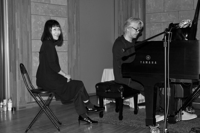 大貫妙子、坂本龍一とのコラボ作『UTAU』を振り返る。ふたりの特別な関係性を感じさせる演奏の秘密