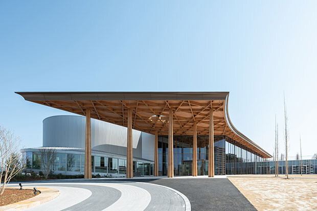 設計は建築家・坂茂。地元産の木材や再生可能な建材も使用した〈豊田市博物館〉が開館