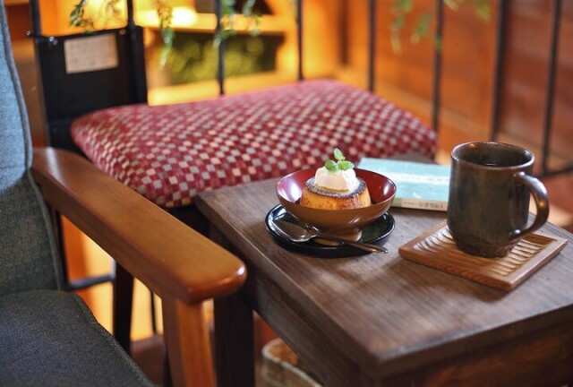 暮らしの道具や蔵書に囲まれコーヒーを。岐阜・大垣「喫茶とちょうど品エントワ」