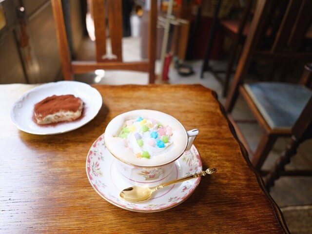 レトロな喫茶店で、金平糖を散らしたこだわりのコーヒーを/大阪・中崎町「珈琲舎 書肆アラビク」