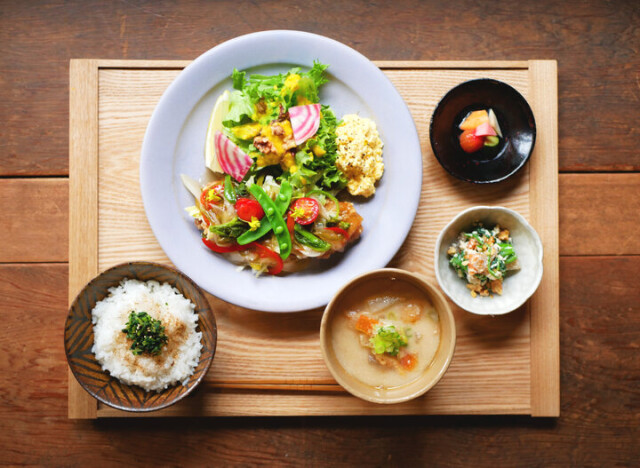 京都・西陣の八百屋カフェ「ベジサラ舎」で、滋味あふれるカラフル野菜のランチを
