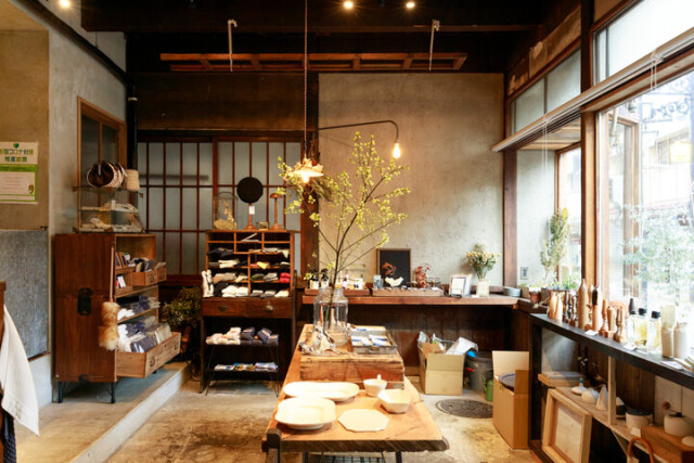築90年の薬屋の建物を再利用したカフェ＆雑貨ショップ「カフェと暮らしの雑貨店 fumi」