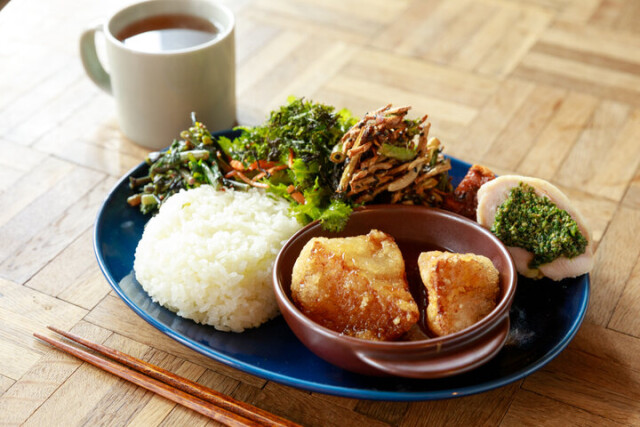 長野県諏訪市のごはん屋さん「あゆみ食堂」で味わう、地場産野菜たっぷりのワンプレートランチ
