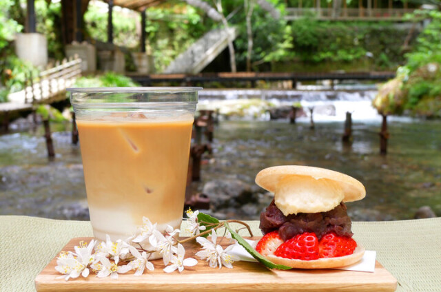 京都・奥貴船の川床カフェ「兵衛Cafe」で、涼やかな川風に吹かれて夏のひとときを