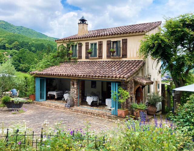 花と緑いっぱいのメルヘンな別世界！南フランスの片田舎を思わせる隠れ家カフェ「ラ・ローズデバン」