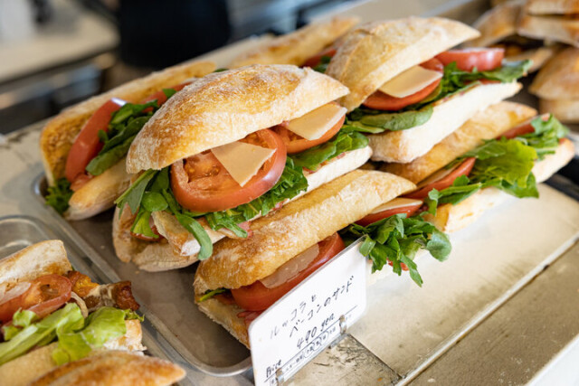 知る人ぞ知るパンの町・岡山県総社エリアで、ハード系の絶品サンドを食べるなら「INDUSTRY」へ