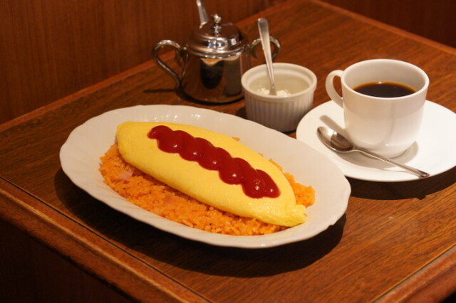 ふわっとろっのオムライスのランチが名物。歌舞伎座のお隣にある老舗喫茶店「YOU」