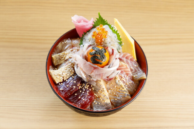 小田原漁港の朝獲れの鮮魚を贅沢に味わう「さじるし食堂」