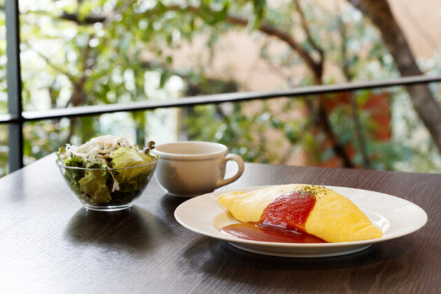 木漏れ日のなかランチを♪神戸・三宮のカフェレストラン「グリーンハウス シルバ」
