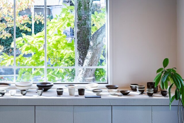 器のショップや陶芸体験に、ユニークなドリンクも。京都・清水焼団地の「TOKINOHA Ceramic Studio」