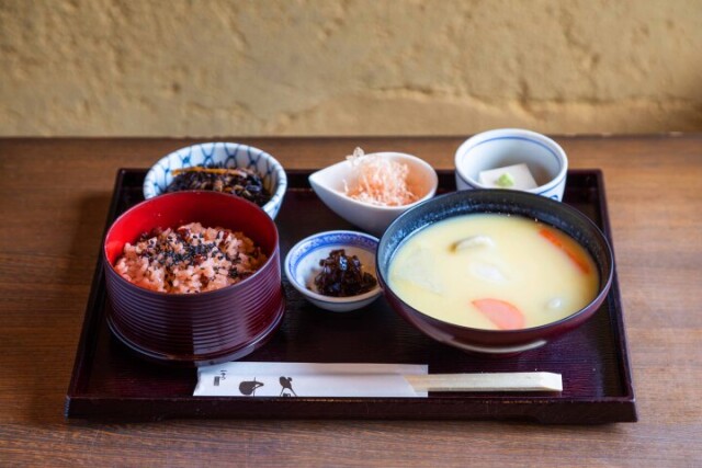 京都・詩仙堂の参道茶屋「一乗寺中谷」で、あったか白味噌雑煮と郷土菓子のパフェを