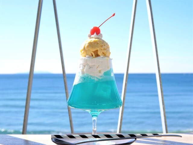 青い海が目の前に広がるテラスはまるで渚のバルコニー♪七里ヶ浜「Windera Cafe」