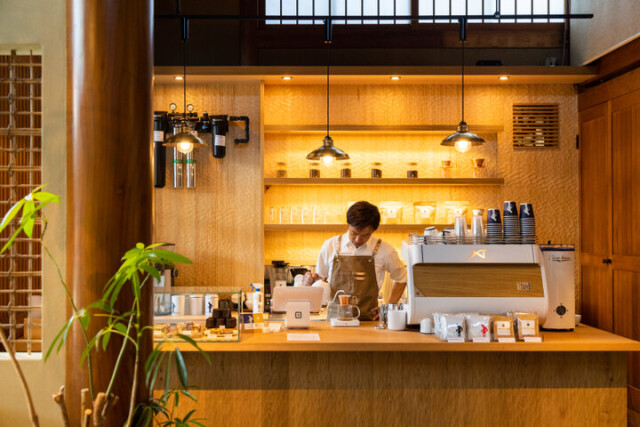 木のぬくもりあふれるテラスで本格的なコーヒーと焼菓子を♪ 京都・五条の焙煎所「Okaffe★ROASTING PARK」