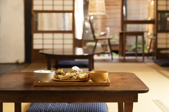 季節の野菜たっぷりの新感覚おばんざいプレートが楽しめる♪ 京都・五条の町家レストラン「食と森」