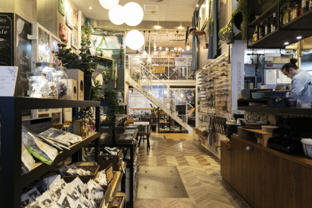 問屋さんが集まる浅草橋の路面店、DIYスペースのある「友安製作所Café」へ