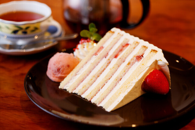 1日12食限定、ダイナミックな6段ショートケーキを味わいに神戸・元町の「ユーハイム 本店」のカフェへ