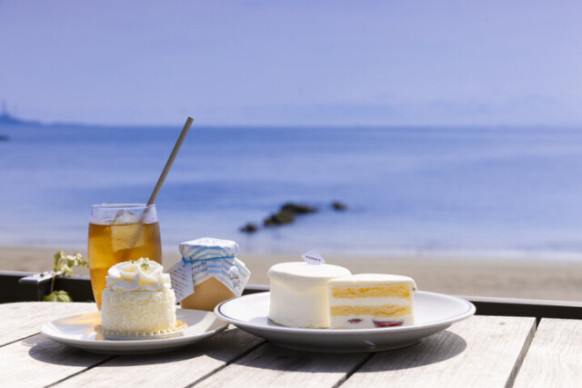 海が目の前。三浦海岸の絶景カフェ「ビーチエンド カフェ」で地産地消のメニューを味わいひと休み