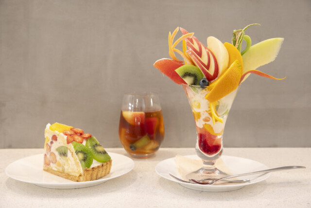 横浜駅直結♪果物屋さんのティセットやフルーツパフェが人気のカフェ「フルーツピークス」