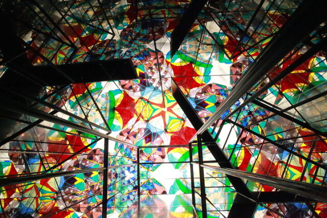 巨大万華鏡で煌めく光の世界へ。ガラス体験やお土産もキラキラ♪「三河工芸ガラス美術館」
