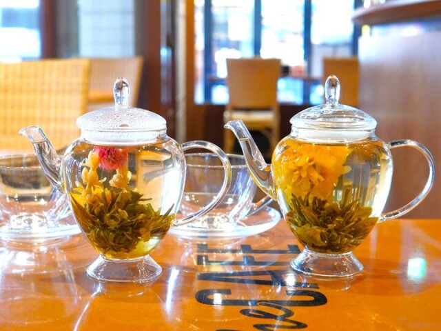 アートな花のお茶をポットから注いで異国情緒を楽しむひととき♪横浜中華街「The CAFE」