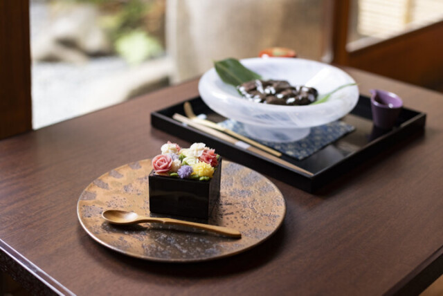 京都・錦市場近くにある築150年の京町家で、抹茶体験や甘味を「茶寮 京都よしつぐ」