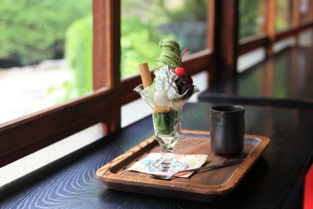 徳川家ゆかりの里で庭園を眺めながら抹茶スイーツを。愛知・岡崎のバラやあじさいの名所「奥殿陣屋」