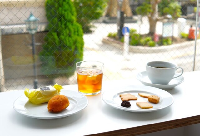大きな窓越しに鎌倉の風景を見てくつろぐ素敵なカフェ＆ギャラリー「POMPONCAKES GARE」