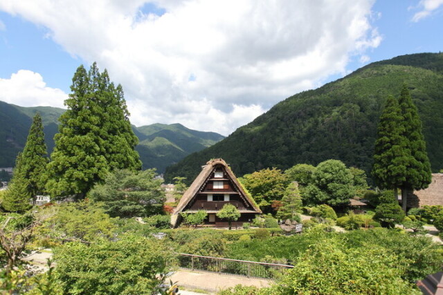 自然の中に和カフェや体験スポットも。合掌造りの民家で古き良き暮らしを体験「下呂温泉合掌村」