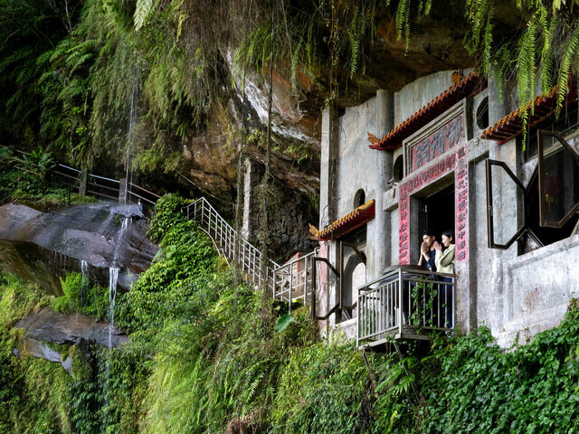 〈写真多数〉台北から約1時間で行く  秘境の「絶景ハイキング」コース  苔むした石段、祠の窓から見る滝…
