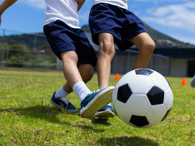 サッカーがしたくてもできない… 習い事や部活にも生じる「格差」 研究でわかった、子どもへの影響とは