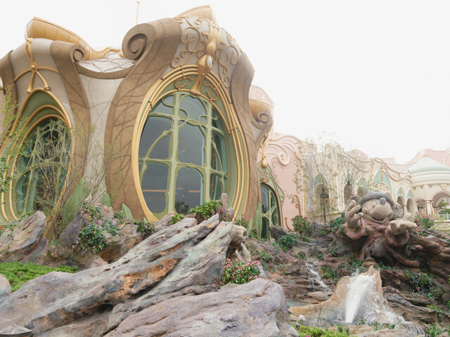 【ファンタジースプリングスホテル】 宿泊者だけが入れる庭園には 幸せそうなベルと野獣の魔法の泉が！