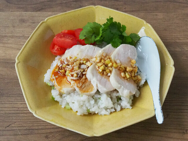 【なんちゃってカオマンガイレシピ】  レンジで作れる「レンチン蒸し鶏」は  超簡単でおいしいからぜひ覚えて！