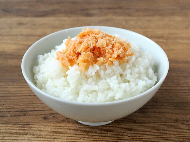 【新潟県】最強のごはんのお供  絶品「鮭フレーク」をごはんにオン  「何ひとつ濁りのない味わい！」
