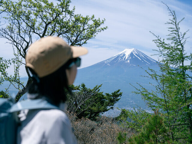 富士山を間近に感じる絶景ラウンジで 心と体をリセット。初心者でも登れる 山梨県・三ツ峠山の旅＜後編＞