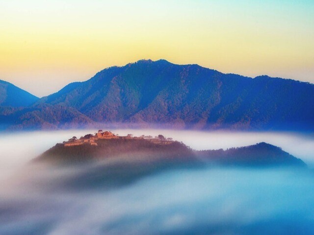 【兵庫県 2024年版】秋の絶景・風物詩10選。雲海に浮かぶ「天空の城」が神秘的