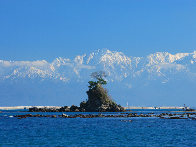 3000メートル級の立山連峰を海から望む！ 義経伝説から名付けられた「雨晴海岸」はどこにある？