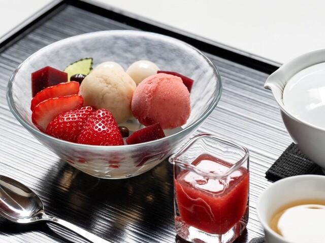 1周年を迎えた【TORAYA GINZA】。スパイスや日本酒を使ったできたての和菓子、いちごたっぷりのあんみつも限定で登場！