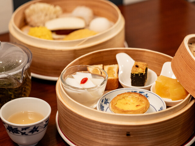 《横浜中華街でヌン活》蒸籠2つでボリュームたっぷり！ 老舗の自慢の点心とスイーツ11品の“贅沢アフタヌーンティー”〈レトロモダンな空間も◎〉