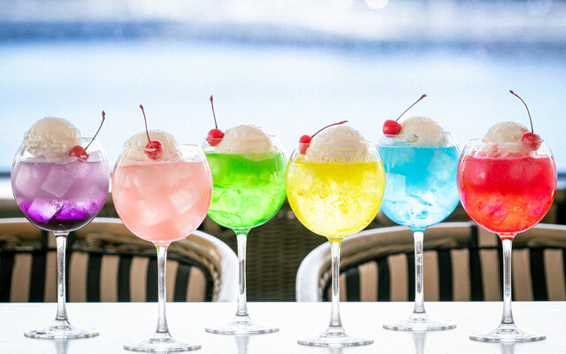 《横浜の新スポット》“海に浮かぶ”カフェで6色のクリームソーダにキュン！「全席オーシャンビュー」で絶景もたまらない〈硬めプリン、ニューレトロな内装も◎〉